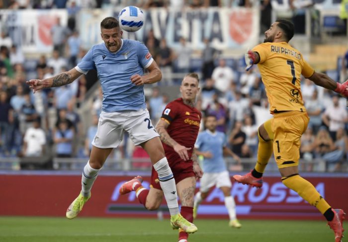 Lazio-Roma 3-2, Sarri batte Mourinho nel derby romano