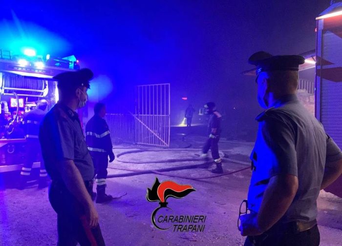 Incendio in baraccopoli nel Trapanese, un morto