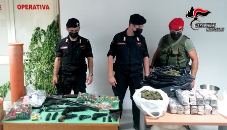 Rivenute armi e droga in una fattoria nel reggino, arrestati padre e figlio Nello specifico, questo quanto ritrovato ad esito della perquisizione condotta dai militari operanti: un mitra da guerra, cinque pistole, due fucili e quasi un migliaio di munizioni di vario calibro, tutto conservato in vari tubi nascosti tra le rocce