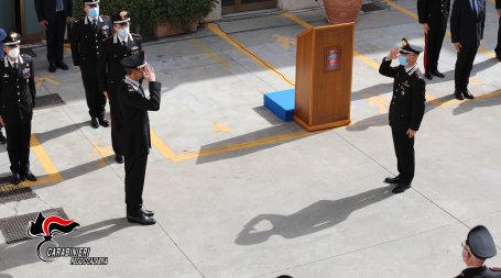 Il Generale di Brigata Andrea Paterna saluta il Comando Provinciale dei Carabinieri di Reggio Calabria Un incontro, questa volta diverso, visibilmente più emozionante, in cui gli sguardi tra i Carabinieri e il loro Comandante si sono incrociati con l’intima fierezza di ciascuno, la soddisfazione e il profondo orgoglio dello spirito di appartenenza all’Arma