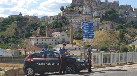 Ubriaco dà fuoco all’abitazione sfiorando la tragedia, arrestato dai carabinieri I Carabinieri ricostruivano che l’uomo, verosimilmente in preda ai fumi dell’alcool, facesse dapprima scappare i coinquilini con cui abitava nella palazzina, perché aveva tentato di aggredirli, quindi desse fuoco ad un materasso, dal quale si erano velocemente propagate le fiamme in tutto l’appartamento