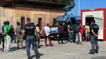 Tendopoli di San Ferdinando: prosegue la campagna di vaccinazione anti Covid-19 iniziata nel mese di luglio Al termine delle operazioni, che hanno visto impegnato personale della ASL e della Polizia di Stato in servizio presso il Commissariato di P.S. di Gioia Tauro, 131 cittadini extracomunitari hanno ricevuto la seconda dose