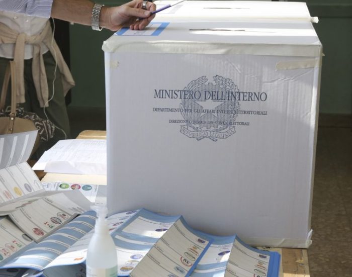 Urne chiuse per i ballottaggi alle 23, affluenza in calo