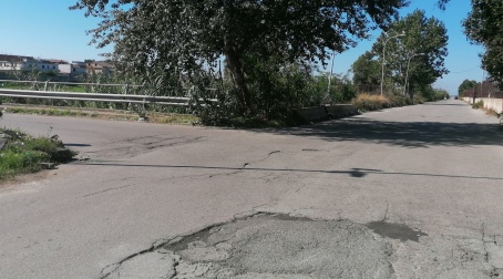 Gioia Tauro, servono interventi urgenti per la sicurezza di una della più importante infrastruttura stradale Tra la mancanza di  guardarail , segnali stradali e di un  sistema di illuminazione funzionante, alto il rischio di altri incidenti mortali e di precipitare direttamente  nel fiume Budello