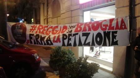 “Reggio non si broglia”, Mesi e mesi di imbarazzanti silenzi, intervallati da incontri e aperture istituzionali prettamente dilatorie Neppure tale richiesta, sollecitata con diverse comunicazioni del Comitato, ha avuto alcun seguito, neanche dopo l’incontro in Commissione controllo e garanzia che, recependo la sollecitazione del Comitato, aveva convocato Falcomatà e Marra i quali dichiararono che la bella stagione avrebbe certamente consentito in spazio adeguato la convocazione del Consiglio aperto