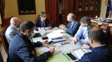 Reggio Calabria, Via al Piano di pulizia esterna dei cimiteri Tavolo tecnico al Comune per programmare anche gli interventi all’interno dei campisanti. Nel piano saranno coinvolti alcuni fra i cittadini percettori di Reddito di cittadinanza