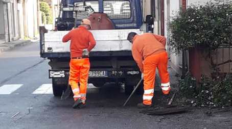 Taurianova, prosegue l’attività di pulizia dei tombini e dei canali di scolo Stamani gli operai dell'Avr sono impegnati nella zona del Rione Zaccheria per poi proseguire in altri luoghi della città