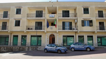 Polistena, controlli straordinari della Polizia con sanzioni e segnalazione di due soggetti per uso di stupefacenti Particolare attenzione è stata posta al fenomeno della “movida”, con controlli che hanno interessato 11 attività commerciali per la somministrazione di alimenti e bevande e 18 persone per il possesso del green pass sul luogo di lavoro