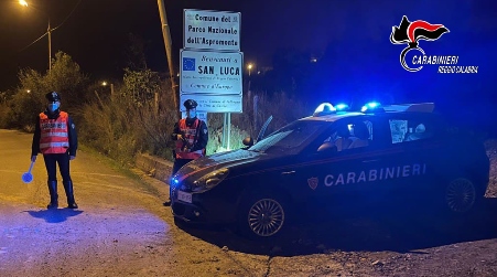 Controlli straordinari a Bianco, tutela dei lavoratori e chi circola per strada Denunciati, in tale contesto, due titolari d’azienda per non aver sottoposto i lavoratori a visita medica. Diversi anche i controlli posti alla circolazione stradale, al fine ultimo di orientare i giovani alla legalità e rispetto del codice della strada, specie nell’importanza dell’utilizzo del casco di sicurezza, regolare basilare ma spesso ignorata