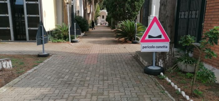 La pericolosità di transito all’ingresso del cimitero di Gioia Tauro rimasta irrisolta Segnalata da semplici segnali di pericolo! 