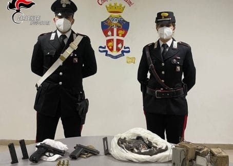 Palmi, arrestato un 52enne di Messignadi, trovato in possesso di due pistole e ghiri nel freezer di casa In particolare, i militari dell’Arma, nel corso di una perquisizione eseguita all’interno di un casolare di proprietà dell’arrestato, hanno trovato una pistola con matricola abrasa, caricatore inserito con 14 colpi