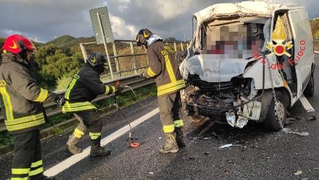 Ancora sangue sulle strade, incidente mortale tra Lamezia e Catanzaro Due i mezzi coinvolti, un furgone ed un automezzo cassonato adibito al trasporto di rifiuti solidi urbani