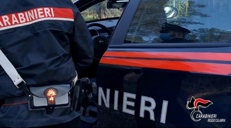 Spacciava cocaina dietro la bancarella della frutta nel reggino, arrestato un 55enne L’arrestato è stato tradotto presso la Casa Circondariale di Locri, ove attualmente si trova a disposizione dell’Autorità Giudiziaria