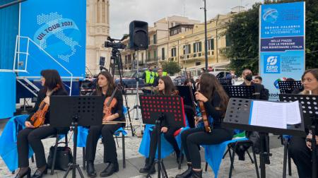 Il Liceo Musicale “T. Gullì” apre il tour della Uil a Reggio Calabria L'esibizione di ieri, che ha visto protagonisti gli alunni coadiuvati dai docenti,sotto la direzione  del Maestro Cettina Nicolosi, presidente del Conservatorio Cilea, è la riprova dell' eccellenza del liceo Gulli che possiede al suo arco le frecce della competenza e della qualità