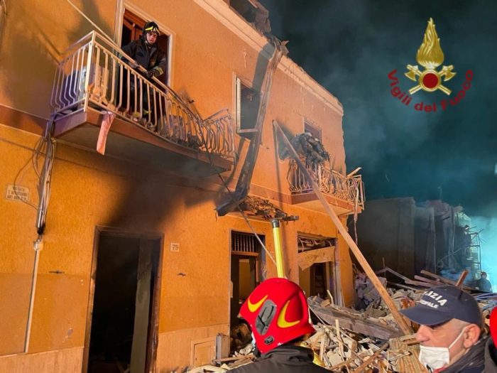 Crolla palazzina dopo esplosione a Ravanusa, 2 morti: si cercano dispersi