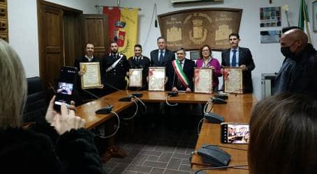 Delianuova, cerimonia di conferimento della cittadinanza onoraria ai componenti la commissione straordinaria Il sindaco ha affermato che i commissari “conoscendo la gente e i dipendenti del Comune ed addentrandosi negli affari amministrativi si sono resi conto che la popolazione è sana