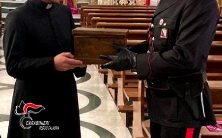 Si finge un comune fedele, ma ruba le offerte in una chiesa del reggino, arrestato un 46enne A tradire i suoi cattivi propositi, sono state però le immagini del sistema di videosorveglianza attivo all’interno della chiesa, che associati ad una mirata attività d’indagine avviata nell’immediatezza dai carabinieri