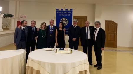 Il Rotary Club di Polistena ha omaggiato la figura di Luigi Mamone Caratterizzato dalla relazione introduttiva del Presidente Gaetano Vaccari che ha inteso omaggiare la figura dell’amico e rotariano Luigi Mamone, scomparso prematuramente qualche giorno prima in maniera drammatica