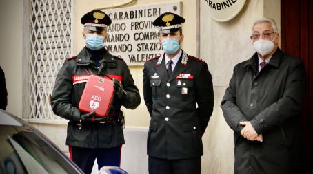 La delegazione vibonese della Fondazione Umberto Veronesi consegna un defibrillatore ai Carabinieri di Vibo Valentia Il dispositivo sarà posizionato presso gli uffici della Radiomobile, Reparto la cui prerogativa è proprio quella del primo intervento, alla quale potrà aggiungersi, a beneficio degli utenti della strada e grazie alla Fondazione anche la funzione di primo soccorso, mediante personale abilitato BLSD