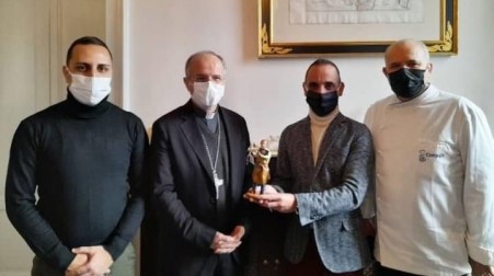 Nuovo personaggio del Presepe 2021. Consegnata la statuina all’Arcivescovo Metropolita di “Reggio Calabria-Bova” Monsignore Morrone Iniziativa di  Confartigianato per rinnovare una tradizione che trasmette speranza e serenità sempre