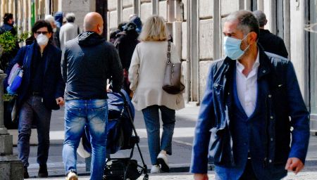 Il governo sta per varare il nuovo decreto, no a quarantena per vaccinati e nessun obbligo vaccinale per i lavoratori Super Green Pass anche sui bus e prezzi calmierati per le mascherina Ffp2