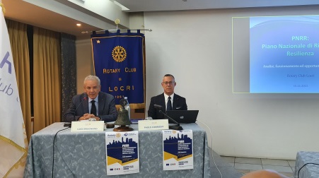 Il Rotary Club di Locri ha organizzato un incontro su un tema di assoluta attualità e rilevanza per il nostro Paese Ovvero il  Piano Nazionale di Ripresa e Resilienza, con relatore il socio Paolo Commisso