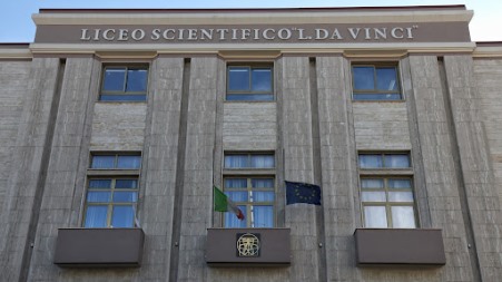 Liceo Vinci Sospensione Attività didattiche in presenza Dal 27 ottobre ad oggi, i soggetti positivi tra studenti, docenti e Ata, sono stati in tutto 57, per un totale di 740 soggetti in sorveglianza e quarantena, tra i quali sono conteggiati anche coloro che risultano in quarantena familiare e pertanto non riferibili ai casi di positività registrati all'interno del Liceo