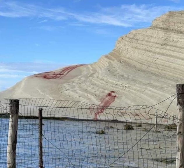 Imbrattata la Scala dei Turchi,Musumeci “Vigliacco oltraggio a bellezza”