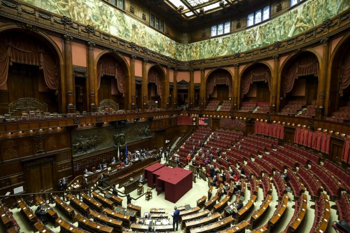 Quirinale, fumata nera anche al secondo scrutinio, 527 schede bianche