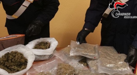 Arrestato a Taurianova un 48enne per detenzione ai fini di spaccio di sostanza stupefacente Nello specifico, i militari dell’Arma, impegnati in attività di perlustrazione in zone rurali del comune Cinquefrondi, hanno sottoposto l’uomo a controllo di polizia, a causa dell’atteggiamento dello stesso apparso loro sospetto e a seguito di perquisizione personale e domiciliare