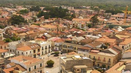 Pci Polistena, “Strade provinciali e fiumi abbandonati” Qualche giorno un onorevole non calabrese è incappato in una voragine sulla strada provinciale 47 tra Cittanova e Polistena al ridosso del confine tra il comune di San Giorgio Morgeto e il nostro territorio comunale. Ci dispiace per lui e la sua macchina, ma c'è poco da recriminare o ridere. Stavolta la macchina dell'amico consigliere/Sindaco "TAPPABUCA, TAPPABUCO O TURISTA IN METROPOLITANA" non ha funzionato in modo tempestivo