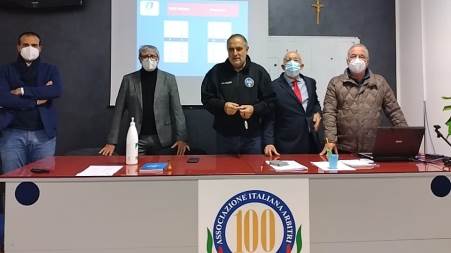 La sezione di Locri “sforna” nuovi arbitri Tre mesi di impegno, abnegazione e motivazione che rendono orgogliosi il presidente Anselmo Scaramuzzino, il consiglio direttivo, il responsabile del corso arbitri Pasquale Muscatello