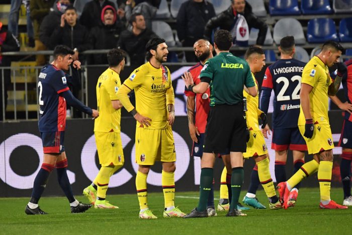 In rimonta e al 94°, il Cagliari batte 2-1 il Bologna