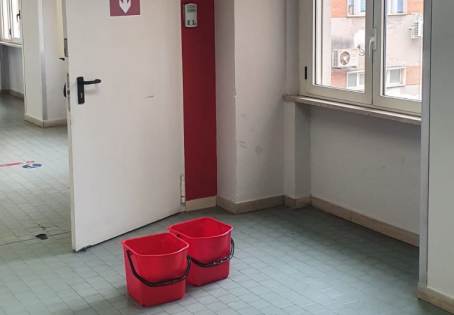 Le condizioni “pietose” dell’Ospedale di Polistena e nella Radiologia “piove”. Foto Spazzatura ovunque nonché ottimo ricettacolo per topi