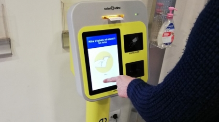 Poste Italiane, Da domani obbligatorio il green pass per accedere agl uffici postali Negli uffici postali dotati di gestore delle attese i cittadini mostreranno all’ingresso il QR code del Green pass e, una volta riconosciutone il codice, il gestore attese consentirà di scegliere l’operazione e di ritirare il ticket necessario per presentarsi allo sportello