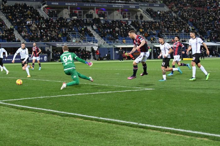 Manaj illude lo Spezia, Arnautovic firma il 2-1 del Bologna