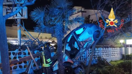 Sbatte contro due alberi con l’automobile, un morto in Calabria Si tratta di un 25enne che poi è deceduto in ospedale