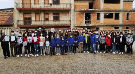 A scuola di legalità, i Carabinieri della compagnia di Taurianova hanno incontrato gli studenti di Molochio L’evento didattico è stato aperto dall’introduzione alla materia da parte della Prof.ssa Concettina Garreffa, responsabile del plesso scolastico, che, dopo aver ringraziato i carabinieri della loro presenza, ha ricordato ai discenti l’importanza della collaborazione con le Forze dell’Ordine