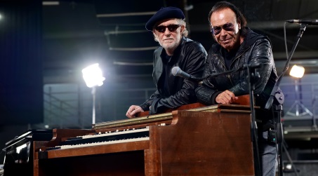 Roccella Summer Festival, Antonello Venditti e Francesco De Gregori insieme in concerto il 23 agosto Il tour verrà anticipato dall'esclusivo concerto di sabato 18 giugno allo Stadio Olimpico di Roma, nel cuore della loro città, là dove tutto ebbe inizio, nella cantina della loro musica