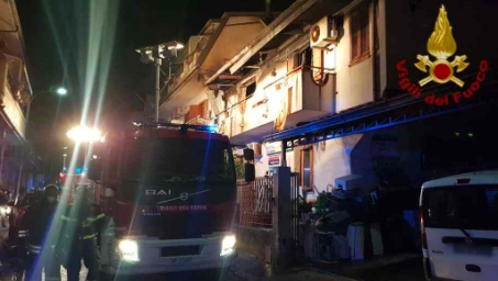 Un incendio nel reggino, muore un 30enne rimasto intrappolato nella camera da letto Le fiamme hanno avvolto in brevissimo tempo tutti gli arredi sviluppando una densa coltre di fumo