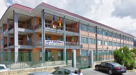 “Costruttori di futuro”: il Liceo “Tommaso Campanella” con oltre 270 nuovi iscritti “Orientare”, per il team di insegnanti guidati dalla prof.ssa Serra, significa, pertanto, prospettare un futuro riconducibile alle proprie naturali inclinazioni ma soprattutto considerare l’orientamento una modalità educativa permanente e trasversale