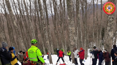 Gambarie, prevenzione degli incendenti in montagna con il soccorso alpino e speleologico Ieri, domenica 13 febbraio 2022, tecnici della Stazione Aspromonte hanno dedicato una giornata alla prevenzione degli incidenti tipici della stagione invernale, accompagnando i gruppi escursionistici "MAGNA GREACIA outdoor" e "ASPROSEBY", dotati di sci d'alpinismo e ciaspole, lungo il sentiero 111 dell'Anello di Gambarie (RC) nel Parco Nazionale d'Aspromonte