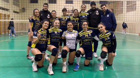 Prima divisione Femminile: la School Volley Taurianova guida la classifica Sestetto iniziale della School Volley Taurianova era composta da: Laura Nanchin al palleggio, Mezzatesta Antea opposto, Regina Pezzano e Alessia Zangari schiacciatrici, Luana Neri e Antonella Pronestì, centrali, Dafne Politano libero