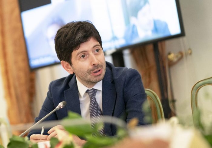 Vaccino, Speranza “L’Ue assuma una posizione unica sulla quarta dose”