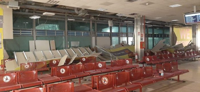 Forte vento a Palermo, paura e danni. Cede una parete dell’aeroporto