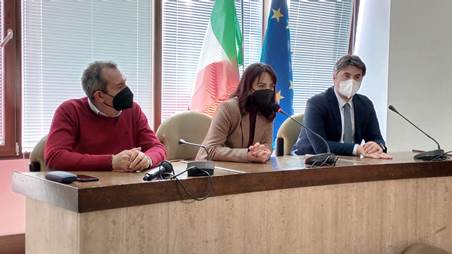 Antonio Lo Schiavo e Luigi de Magistris presentano il gruppo “de Magistris presidente” al Comune di Crotone Per Luigi de Magistris la nascita del gruppo consiliare a Crotone «è un passaggio politico importante, così come importanti sono state le interlocuzioni avute nei giorni scorsi con esponenti di primo piano di questa città