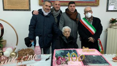 Giffone festeggia i 100 anni della signora Giuseppina Pasqualone Alle 15,30 si è svolta nella Parrocchia Santa Maria del Soccorso una celebrazione eucaristica, alla quale è stata presente anche l’Amministrazione comunale per formulare gli auguri di buon compleanno