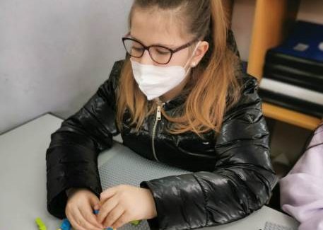 Polistena, a lezione con il Braille. Un’esperienza da raccontare La classe 5 A del plesso Trieste dell’IC Capoluogo Brogna di Polistena, ha partecipato ad un laboratorio didattico con l’obiettivo di sensibilizzare e coinvolgere gli alunni sulla conoscenza del Braille, strumento importante e indispensabile per le persone con deficit della vista