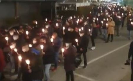 Taurianova, grande partecipazione per la fiaccolata per la pace contro la guerra in Ucraina Ieri sera si è data prova di una grande dimostrazione di solidarietà e un grido forte per dire no alla guerra. Alla manifestazione era presente tutta l'Amministrazione Comunale