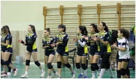 Prima divisione Femminile: la School Volley Taurianova si conferma la capolista Il primo set è complicato per le ragazze di Taurianova, che partono in svantaggio tanto da cedere il set alle reggine con il punteggio 25-21. Nel secondo set le ragazze di coach Idone reagiscono bene e mettono la freccia superando agevolmente la compagine locale